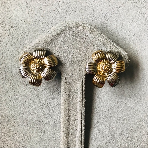 VTG Vintage Costume Gold & Silver Tone Flower Floral Clip On Floral Earrings - Picture 3 of 7